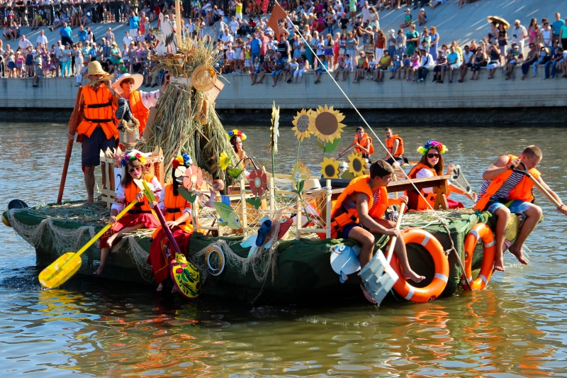 Сегодня в Астрахани совершат заплыв необычные лодки