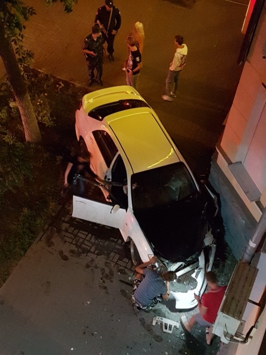 В центре Астрахани автомобиль протаранил здание