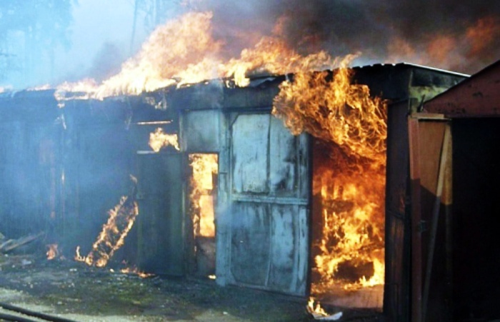 Вчера на небольших пространствах в Астрахани горели гаражи, в Камызякском районе - хозпостройки