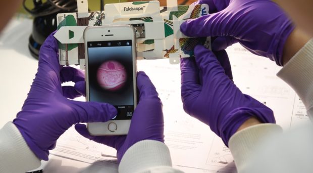 В астраханских школах появятся бумажные микроскопы