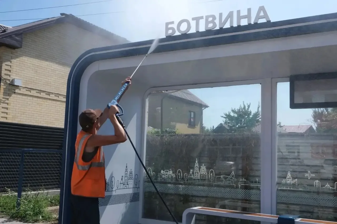 В Астрахани отмывают от пыли и рекламы остановки