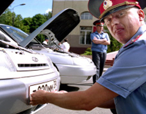 В Астрахани сотрудник ГИБДД подделывал документы на машины