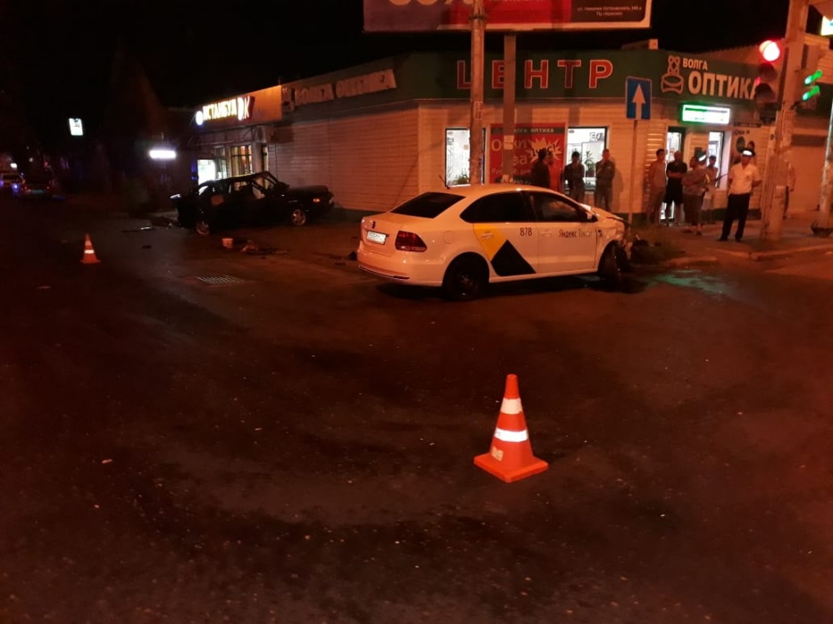 Перелом бедра и пальца, гематома глаза. В аварии в центре Астрахани пострадали пять человек