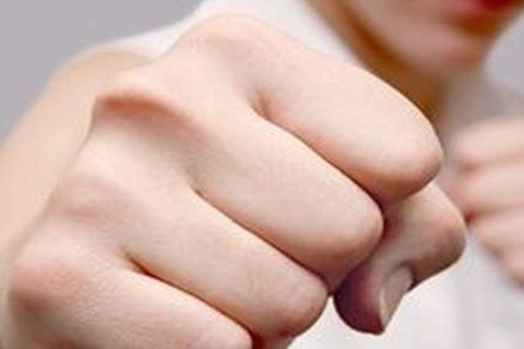 Астраханец избил бывшего сожителя своей жены за их случайную встречу на улице