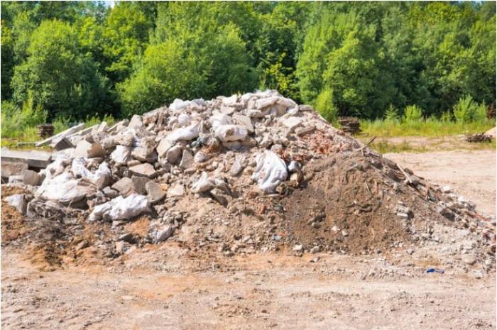 Отходы от сноса жилого дома астраханец сбросил на землю в пригороде