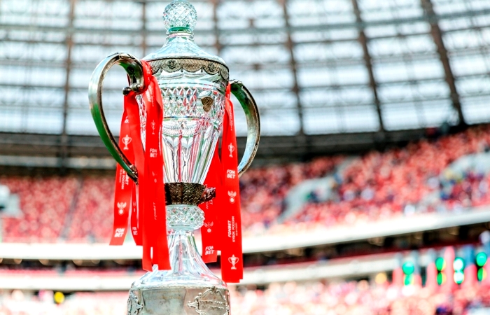 Вслед за легендарным хоккейным трофеем в Астрахань везут не менее легендарный футбольный