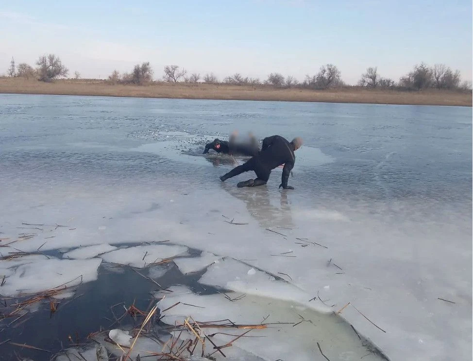 Тело утонувшего рыбака извлекли из астраханской реки