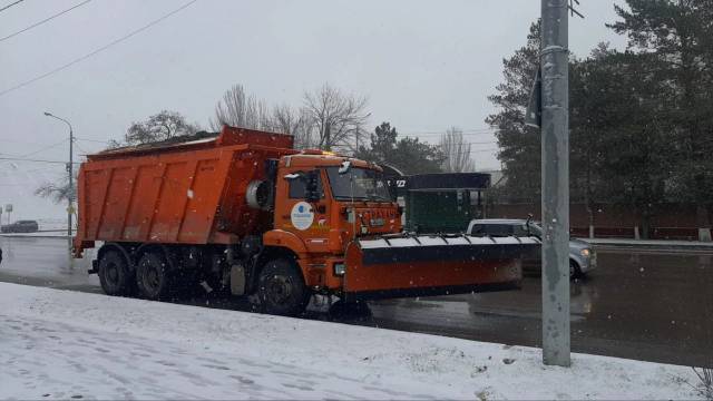 Астраханские коммунальщики переведены на усиленный режим из-за ухудшения погоды 