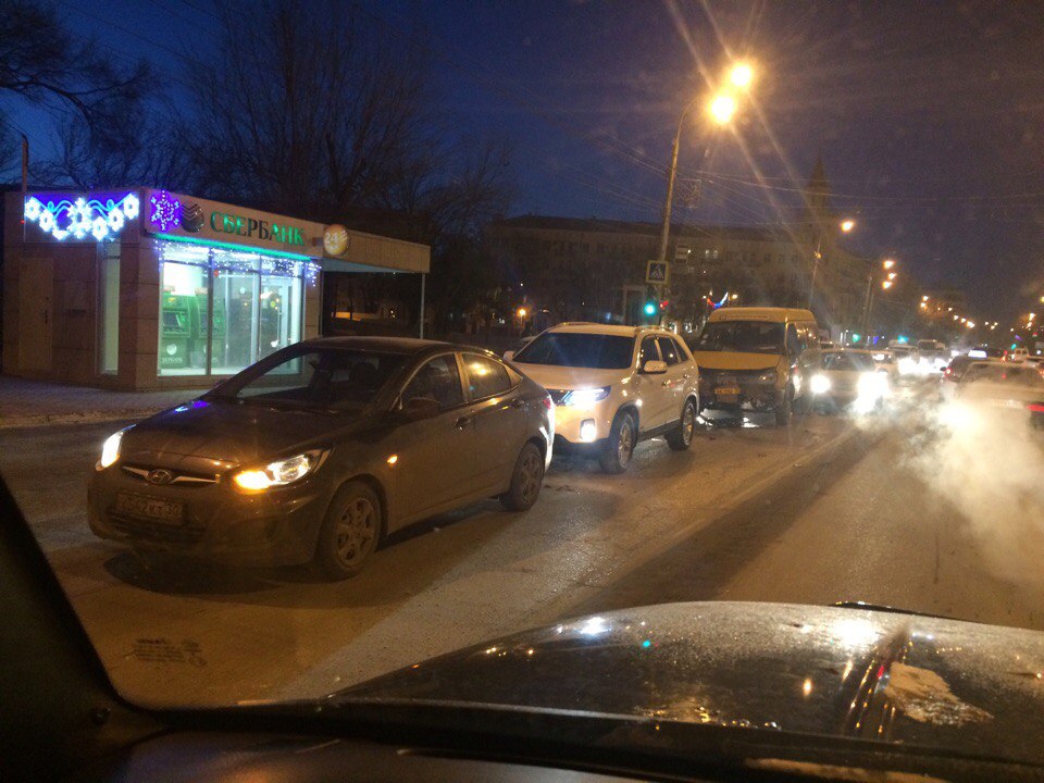 Утро начинается не с кофе: в центре Астрахани столкнулись четыре авто
