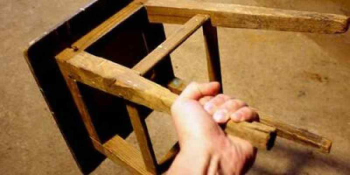 Астраханец руками, ногами и табуреткой избил собутыльника до смерти 