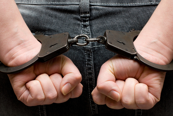 Под Астраханью пьяный грабитель кафе прятался от полиции под столом