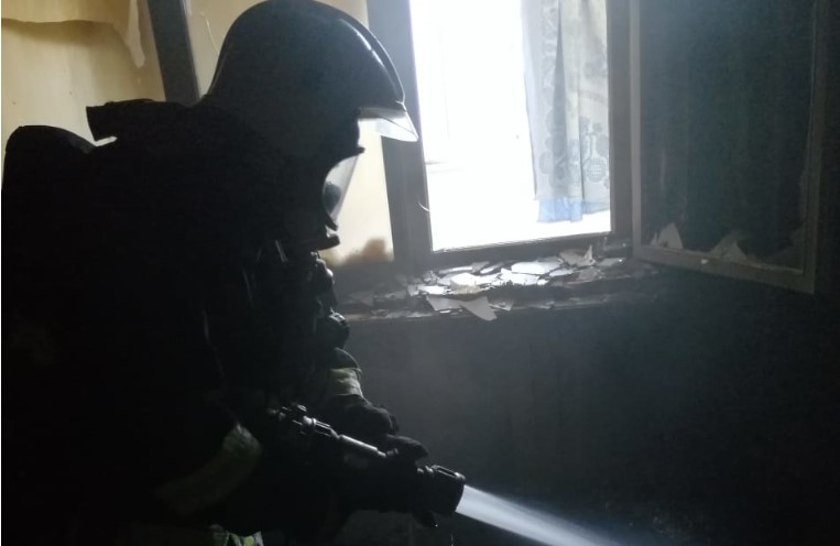 Средь бела дня в Астрахани вспыхнула квартира