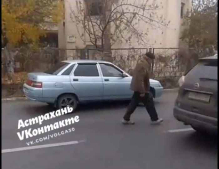 В Астрахани сняли на видео неадекватного мужчину, который бродит по проезжей части, игнорируя машины 