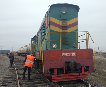 Под Астраханью из-за опасного участка железной дороги сошел с рельсов тепловоз