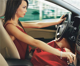 Пьяная автоледи с 2-летним пассажиром чуть не сбила полицейского