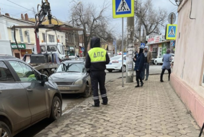 В Астрахани на рынке Большие Исады эвакуировали автомобили: видео