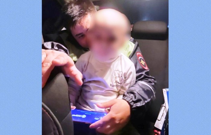 Ночью под Астраханью случайные прохожие остановили 3-летнего малыша на проезжей части дороги