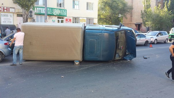 В Астрахани произошло ДТП с участием грузовика, маршрутки и двух легковушек