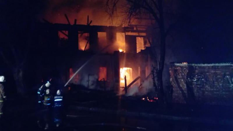 Ночью в районе Больших Исад в Астрахани произошел крупный пожар