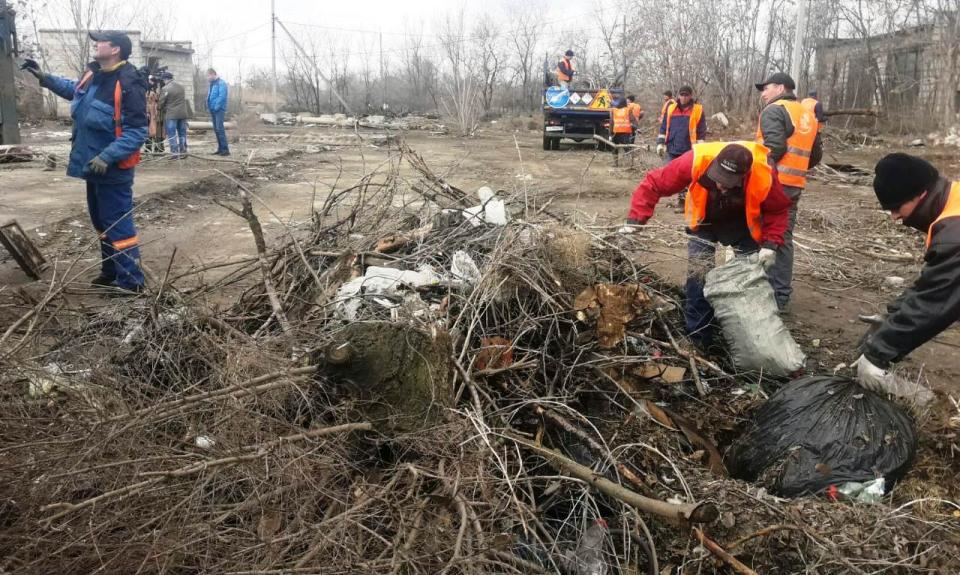 В Астрахани коммунальщики с трудом разгребают две крупные свалки