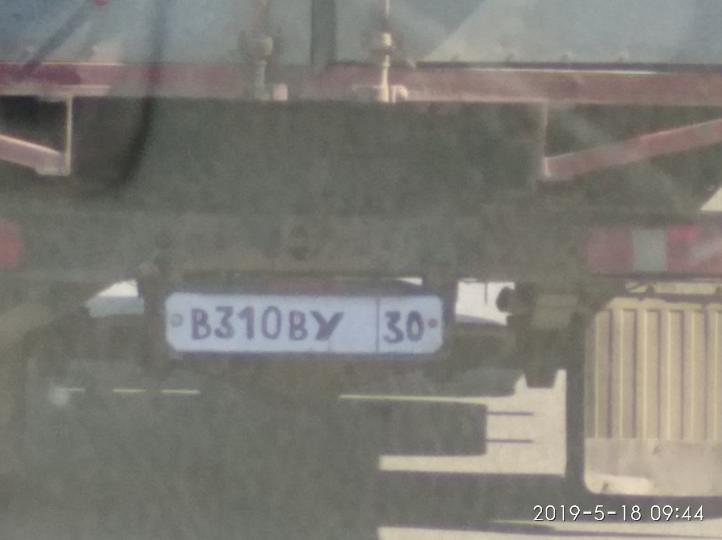 Астраханец катается на автофургоне с криво нарисованным от руки госномером