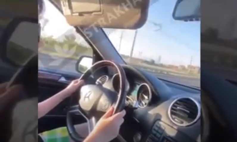 В соцсетях появилось видео покатушек 15-летнего астраханца на Мерседесе 