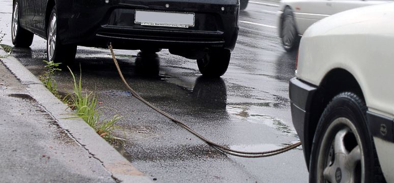 В Астрахани буксировочный трос отлетел в маршрутку, разбив стекло
