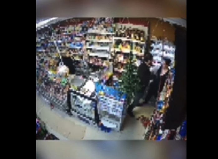 В астраханском магазине покупатель набросился с кулаками на девушку-продавца, видео