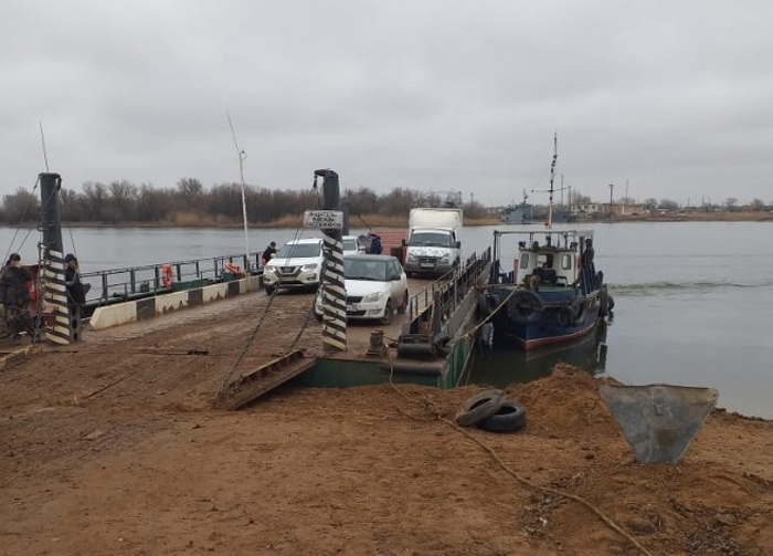 Сломавшийся паром под Астраханью освободили от браконьерских сетей
