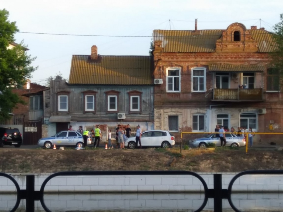 В центре Астрахани пьяная женщина насмерть сбила пешехода