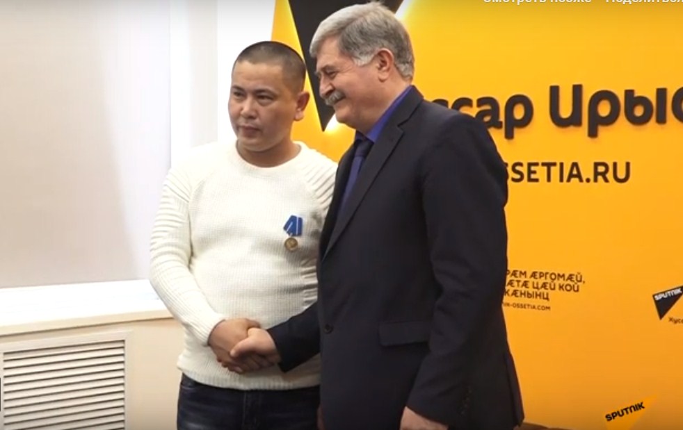 Со слезами на глазах: астраханца наградили в Южной Осетии за подвиг, совершенный в августе 2008-го