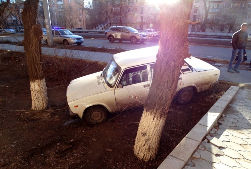 В Астрахани водитель сбил девушку и ее пятилетнюю дочь, стоящих на  тротуаре
