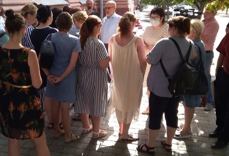 Астраханский министр образования Виталий Гутман заверил, что проследит за судьбой каждого ученика после закрытия школы №8