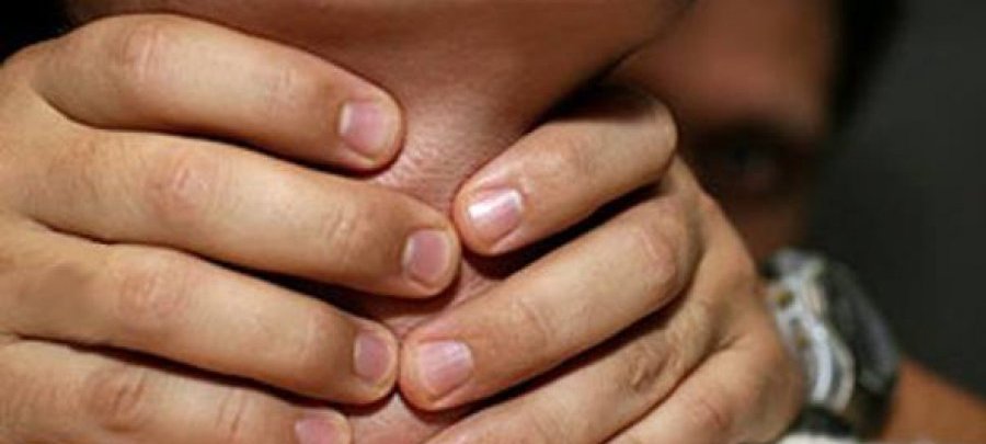 17-летнюю астраханку едва не задушили в лифте