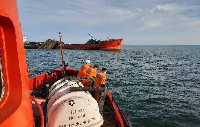 Шансов найти живым нет: при взрыве танкера в Азовском море пропал астраханец