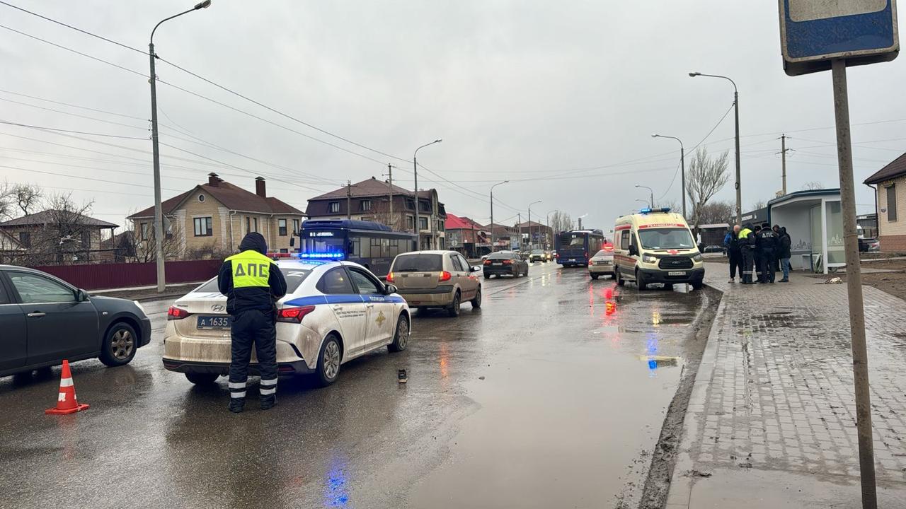 Ребенка в опасном для жизни состоянии увезли в больницу после ДТП в Астрахани