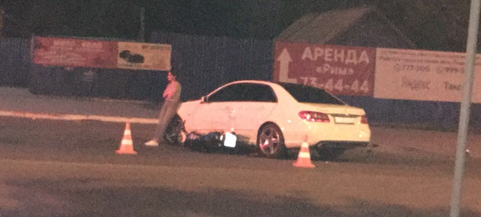 В Астрахани пострадал мотоциклист, врезавшийся в Мерседес