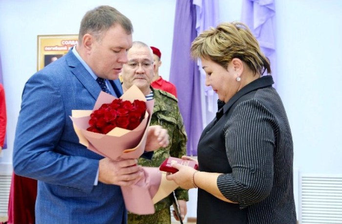 В Камызякском районе Орден Мужества вручили родителям погибшего солдата