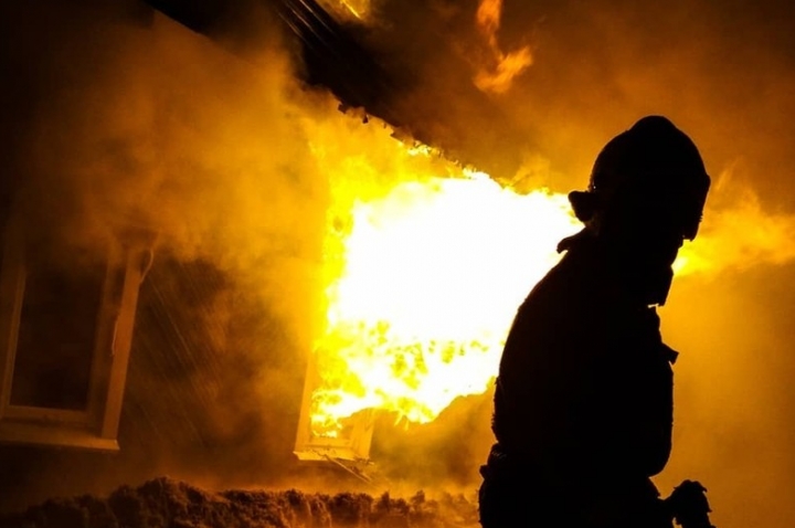 Двое астраханцев заживо сгорели в жилом доме