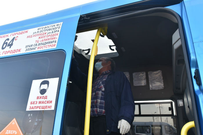 В Астрахани водители маршруток и такси получили право высаживать пассажиров без масок