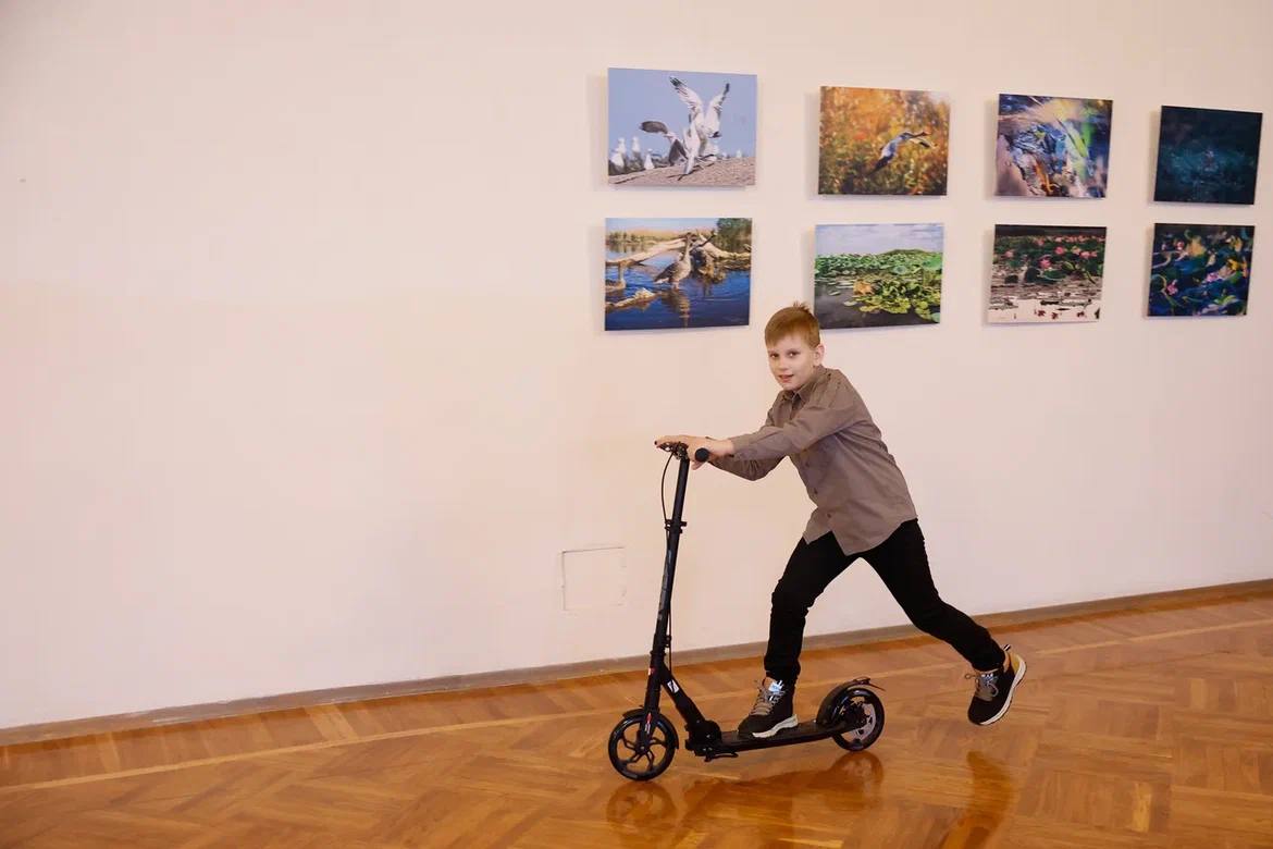 Маленький астраханец прокатился на самокате в резиденции губернатора