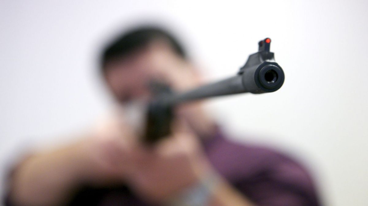 Астраханец открыл стрельбу из пневматики и попал в голову 8-летнего ребёнка﻿