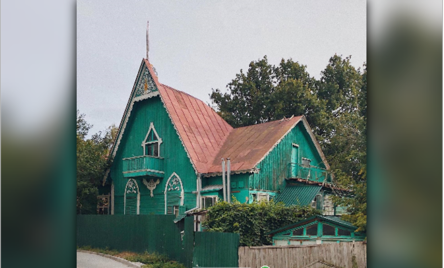 Астраханцы преобразили знаменитый дом с павлином на Лебедином озере