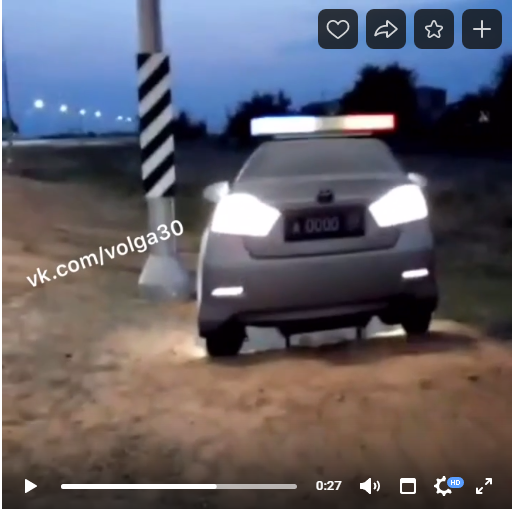 Астраханских водителей пугают светящимися арт-объектами