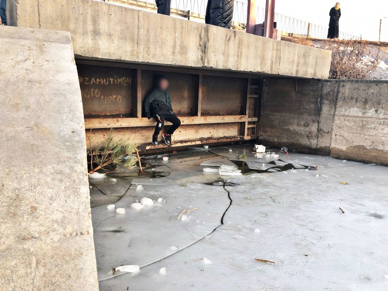 В Астрахани ребенок оказался в ледяной западне