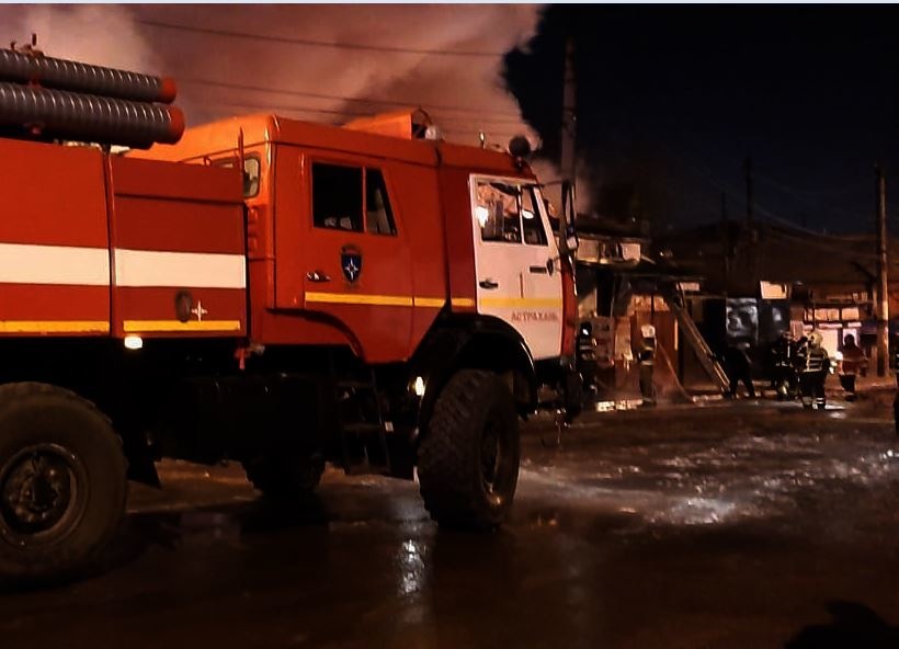 Кадры страшного пожара на Больших Исадах, где сгорели кафе и дом