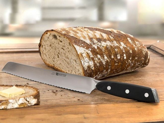 Астраханец вместе с хлебом порезал сына