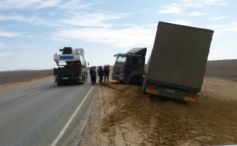 На астраханской трассе фура с 10 тоннами груза съехала в кювет 
