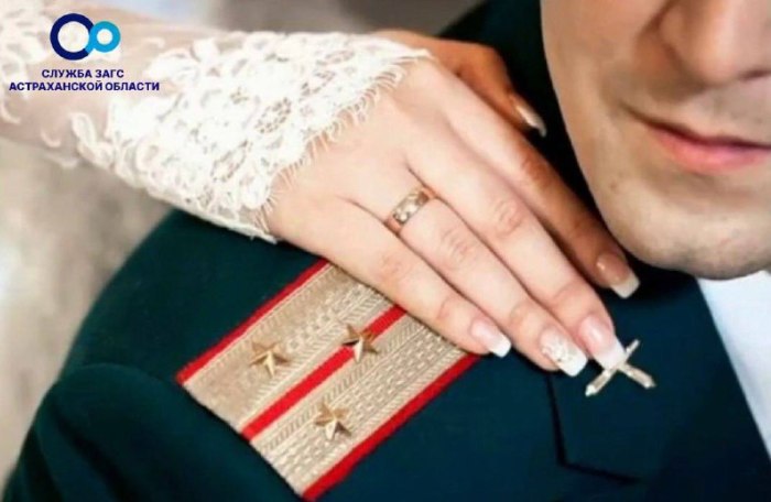 "Зеркальный" День защитника Отечества привлек в Астрахани шесть пар молодоженов