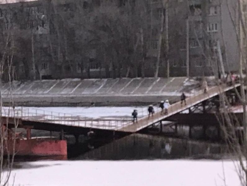 Поднять затонувшие понтоны моста на «десятку» не позволяют морозы